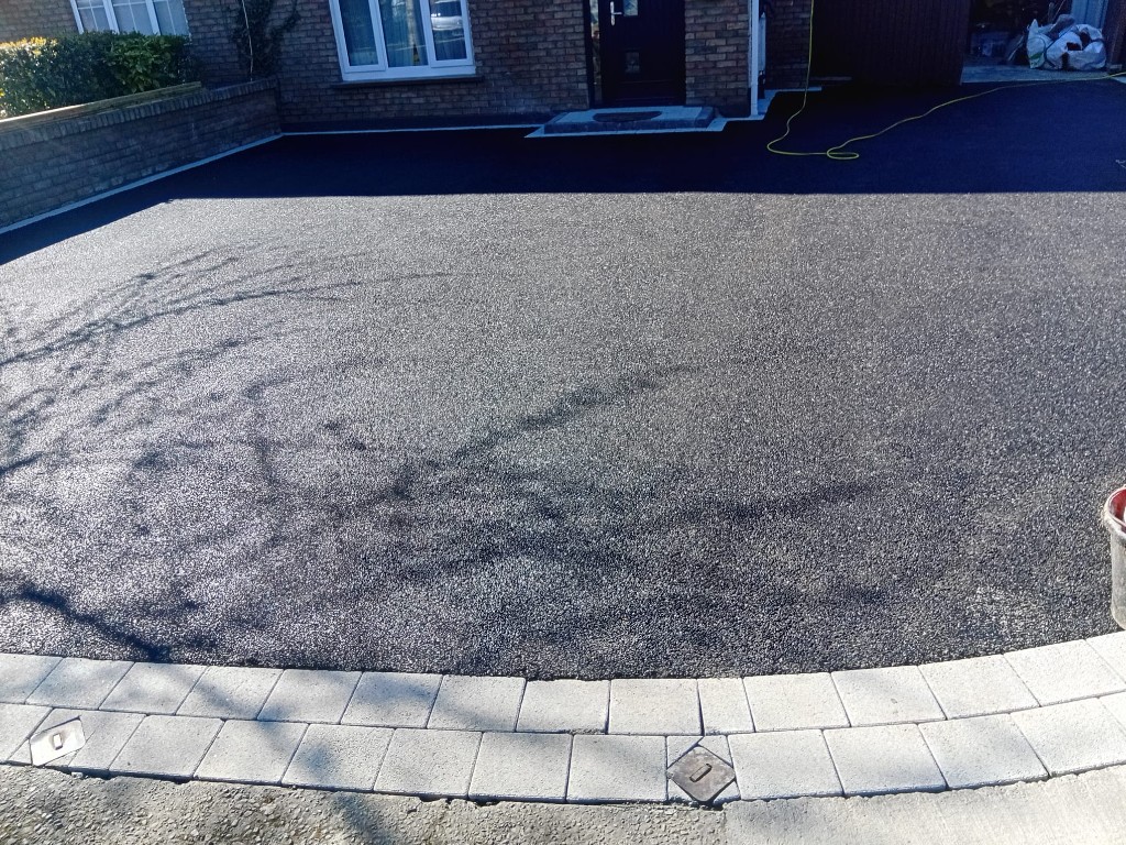 tarmac driveway with block paving border