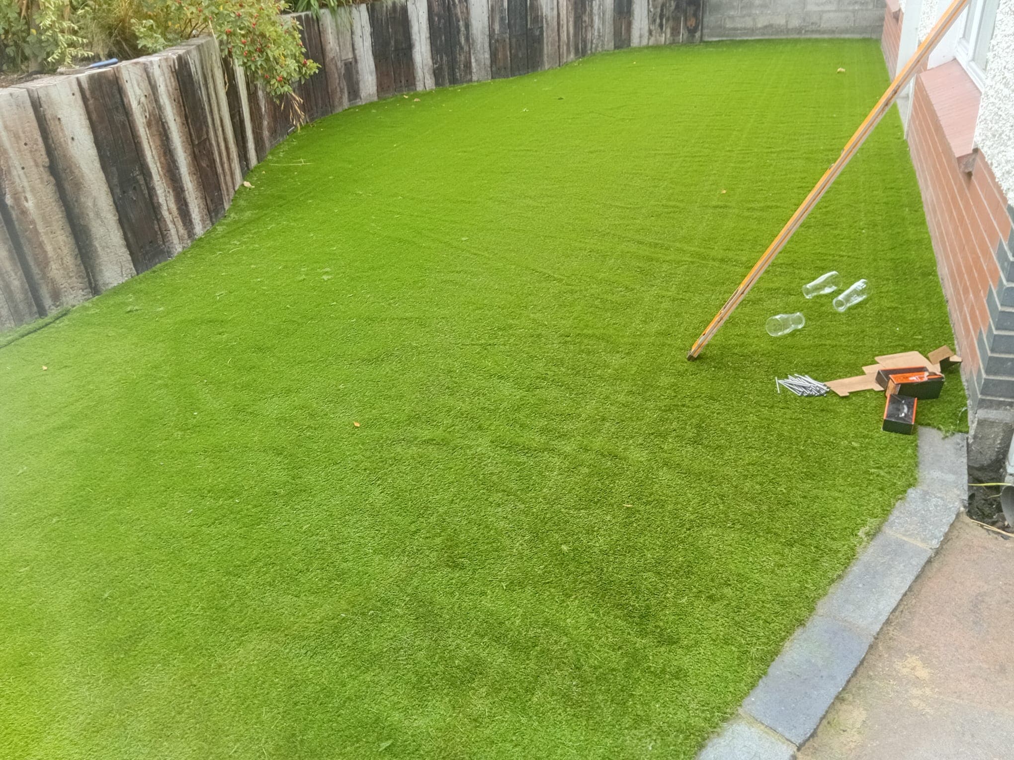 artificial lawn with sleeper edging