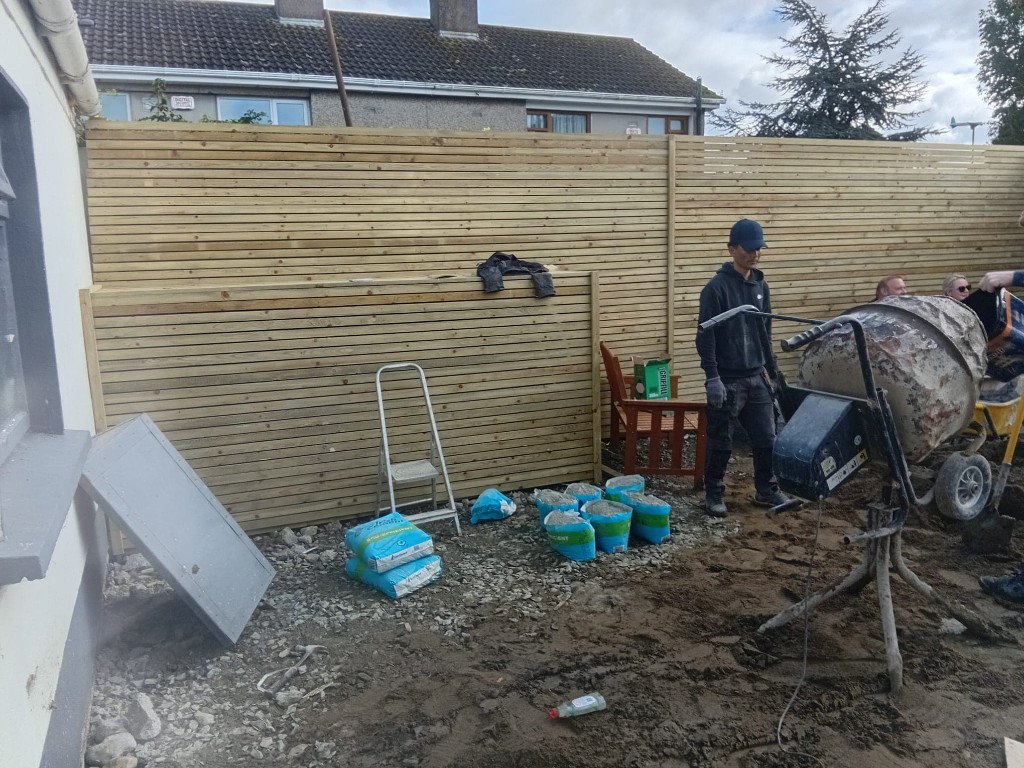 patio, artificial grass, flower beds and wooden slatting